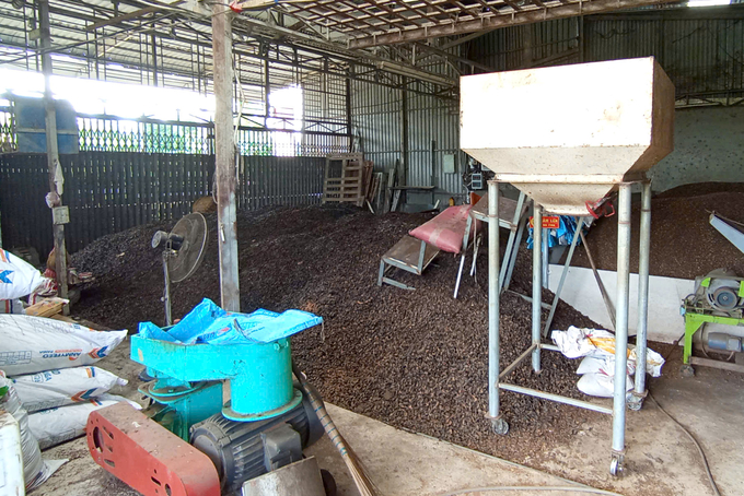 An's production facility for organic fertilizer made from water caltrop husks. Photo: Phuc An.