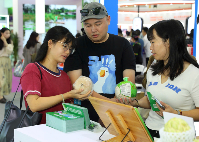 Beijing’s local residents are interested in Vietnamese fruits at the Vietnam Fruit Festival held in Beijing, China. Photo: Nguyen Thuy.