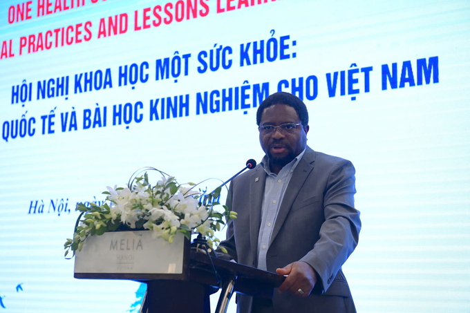 Prof Appolinaire Djikeng, Director General of ILRI and Senior Director for Livestock Based-Systems (CGIAR), highlighted the importance of the One Health approach in Vietnam. Photo: Tung Dinh.