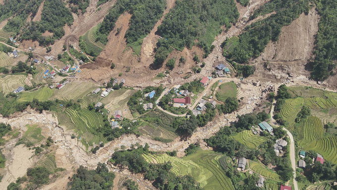 The forests surrounding the villages are now becoming exposed soil. Photo: HD.