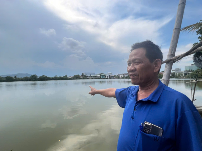 Mr. Ho Trong Lap shows his aquaculture area in Vinh Quang 2 village, Phuoc Son commune (Tuy Phuoc district, Binh Dinh). Photo: V.D.T.