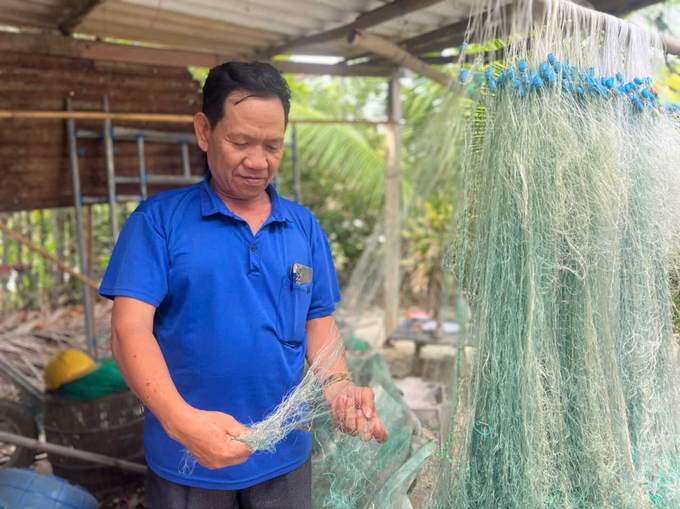 Mr. Ho Trong Lap is preparing nets to harvest the aquaculture from the lagoon. Photo: V.D.T.