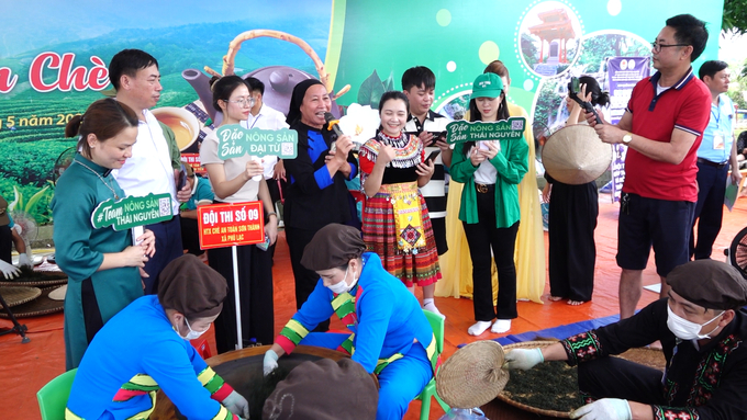 Livestream introducing and promoting tea products at the Dai Tu Tea Festival 2024. Photo: Quang Linh.