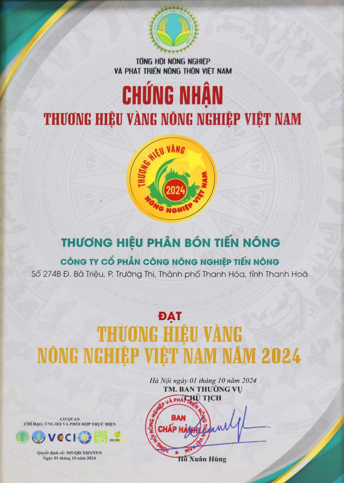 Giấy chứng nhận Thương hiệu Vàng Việt Nam năm 2024 được trao cho Công ty Cổ phần Công Nông nghiệp Tiến Nông. Ảnh: Duyên Hoàng.