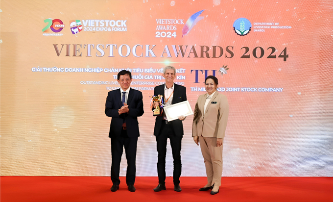 Tal Cohen, CEO of TH Milk Food Joint Stock Company, received two prestigious awards for Outstanding Livestock Enterprise at the Vietstock Awards 2024.