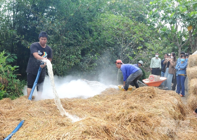 Nông dân tham gia tập huấn kỹ thuật xử lý rơm để sản xuất nấm rơm để tăng thêm thu nhập. Ảnh: Trung Chánh.