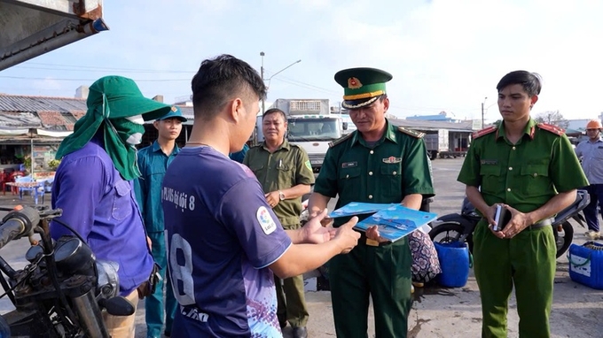 The coordinated forces of Ba Ria - Vung Tau province propagated and mobilized fishermen to comply with regulations on aquatic exploitation.