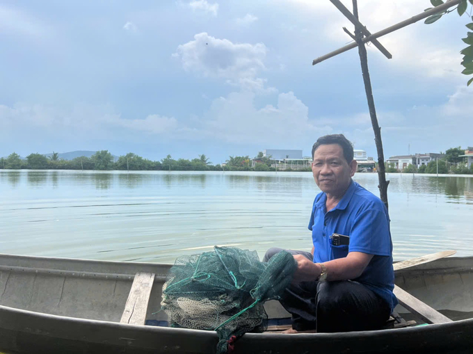 Mr. Lap is inspecting the aquaculture in the lagoon. Photo: V.D.T.