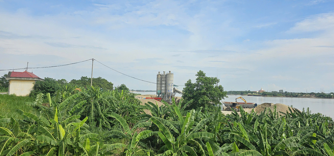 Trạm trộn bê tông mọc trên hành lang thoát lũ. Ảnh: Lê Anh Tuấn.