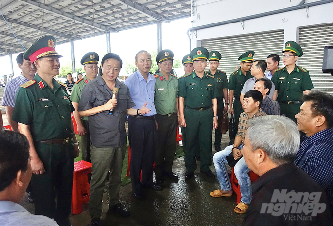 Phó Thủ tướng Trần Hồng Hà cùng với đoàn công tác Bộ NN-PTNT đến thăm hỏi, động viên bà con ngư dân. Ảnh: Trọng Linh. 