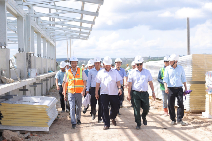 Ông Rah Lan Chung, Chủ tịch UBND tỉnh Gia Lai và các lãnh đạo làm việc tại 'Khu trang trại chăn nuôi ứng dụng công nghệ cao DHN Gia Lai'.