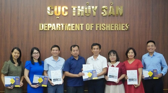 The meeting on vocational training for industrial marine farming and handing over of training materials took place on the morning of October 17 in Hanoi. Photo: Hong Tham.