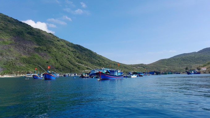 The Bich Dam island area is clear and blue. Photo: KS.