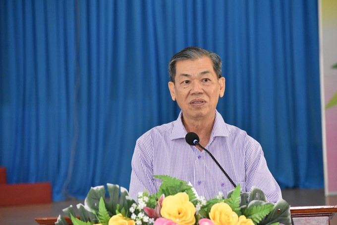 Mr. Nguyen Van Man, Director of the Tien Giang Department of Agriculture and Rural Development, assigned functional agencies and localities to disseminate solutions to control coconut black-headed caterpillars to people. Photo: Minh Dam.