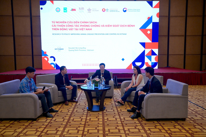 Discussion held during the workshop 'From research to policy: Improving animal disease prevention and control in Vietnam'. Photo: Tung Dinh.