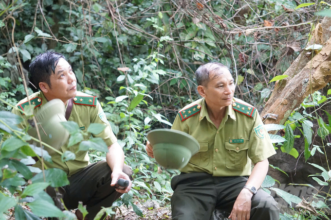 Giây phút nghỉ ngơi của lực lượng kiểm lâm huyện Như Xuân sau chuyến tuần tra rừng. Ảnh: Quốc Toản.