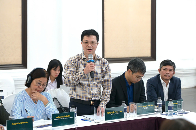 Dr. Nguyen Van Long, Director of the Department of Animal Health, shared the role and contributions of biotechnology to the Vietnamese veterinary industry. Photo: HT.