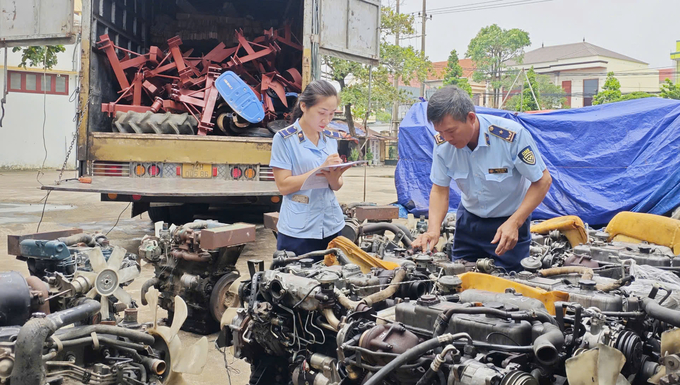 Lô hàng 21 động cơ diesel nhập lậu đã bị lực lượng chức năng phát hiện tạm giữ. Ảnh: T. Đức.