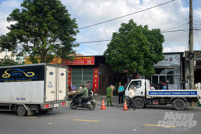 Công an thành phố Đông Hà khám nghiệm hiện trường vụ xe bán tải gây tai nạn trên đường Lý Thường Kiệt. Ảnh: Võ Dũng.