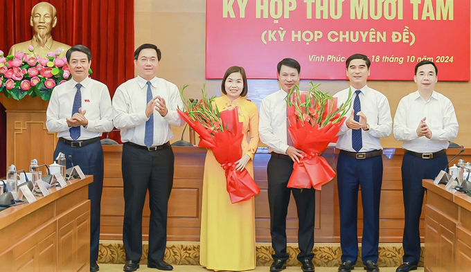 Ông Nguyễn Khắc Hiếu, Bí thư Huyện ủy Yên Lạc và bà Phùng Thị Kim Nga, Phó Trưởng ban Thường trực Ban Nội chính Tỉnh ủy, giữ chức Phó Chủ tịch UBND tỉnh nhiệm kỳ 2021 - 2026. Ảnh: vinhphuc.gov.vn