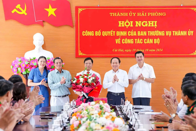 Ông Trần Văn Phương (cầm hoa) được bổ nhiệm giữ chức vụ Bí thư Huyện ủy Cát Hải, nhiệm kỳ 2020 - 2025.