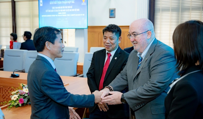 Thua Thien - Hue Provincial People's Committee Chairman Nguyen Van Phuong and Mr. Jean-Paul Paddack, Acting Director of WWF offices in Asia-Pacific at the signing ceremony. Photo: CD.