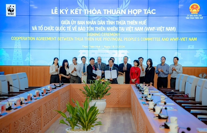 The signing ceremony of cooperation agreement between Thua Thien - Hue and WWF Vietnam. Photo: CD.