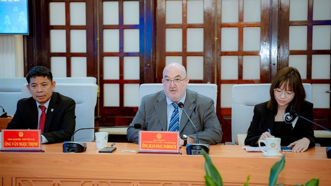 Mr. Jean-Paul Paddack, Acting Director of WWF offices in Asia-Pacific, spoke at the signing ceremony. Photo: NH.