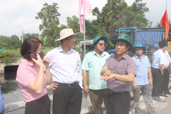 Ông Võ Văn Phi, Phó Chủ tịch UBND tỉnh Đồng Nai, dẫn đầu đoàn lãnh đạo tỉnh đi khảo sát thực tế tại huyện Nhơn Trạch và Long Thành. Ảnh: HP.