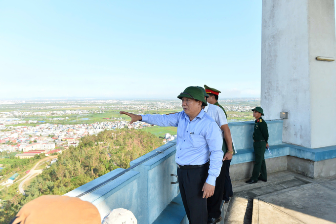 Ông Nguyễn Đức Thọ - Phó Chủ tịch UBND thành phố Hải Phòng kiểm tra công tác phòng cháy rừng tại khu vực đồi Thiên Văn, quận Kiến An. Ảnh: Đinh Mười.