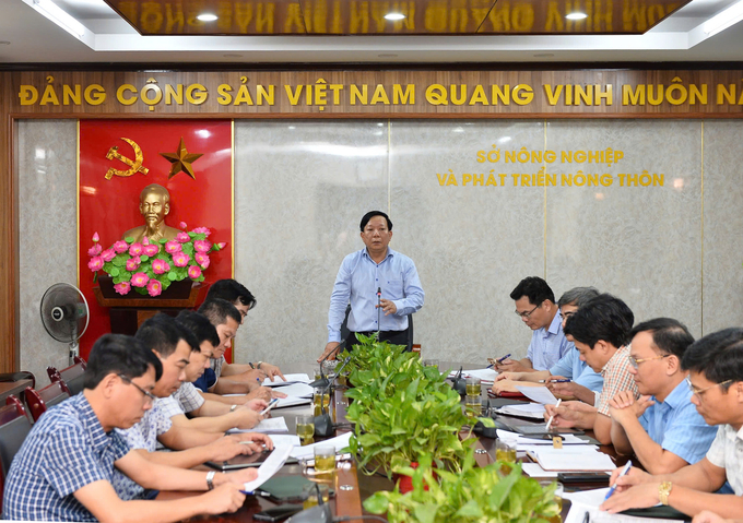 Ông Nguyễn Đức Thọ - Phó Chủ tịch UBND thành phố Hải Phòng chủ trì một cuộc họp về tình hình khắc phục và phòng cháy rừng sau bão số 3. Ảnh: Đinh Mười.