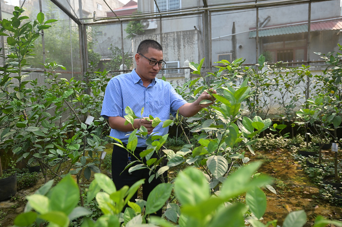 Ông Cao Văn Chí giới thiệu hệ thống nhà lưới của Trung tâm Nghiên cứu và Phát triển Cây có múi. Ảnh: Tùng Đinh.