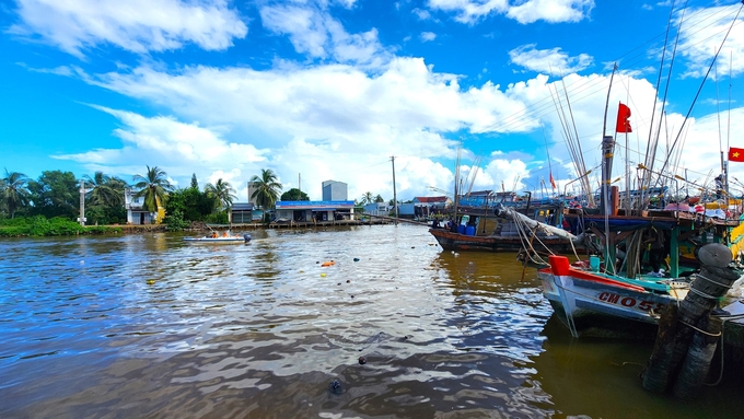 Xã Khánh Hội, huyện U Minh, tỉnh Cà Mau nằm ven đê biển Tây, đời sống người dân phần lớn phụ thuộc vào nghề đánh bắt thủy hải sản. Ảnh: Kim Anh.