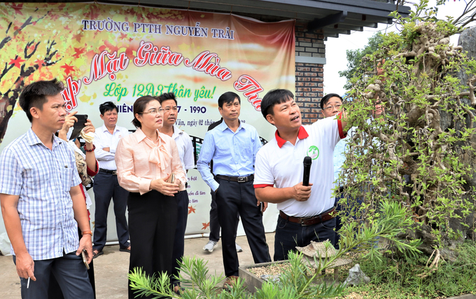 Lãnh đạo Trung tâm Khuyến nông Hà Nội thăm làng hoa, cây cảnh Hồng Vân. Ảnh: Tư liệu.