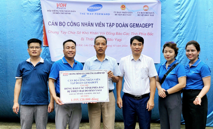 Đại diện Công ty Cổ phần Gemadept trao bảng tượng trưng hỗ trợ của 'Sát cánh cùng gia đình Việt'.