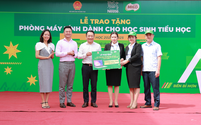 Đại diện Bộ GD&ĐT, Nestlé MILO trao tặng phòng máy tính cho Trường Phổ thông Dân tộc bán trú Tiểu học Púng Luông, Mù Cang Chải, Yên Bái.