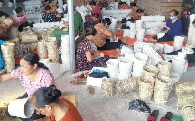 About 3 million rural workers are working in craft villages. Photo: Do ​​Huong.