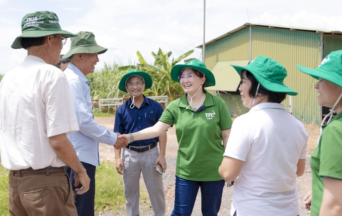 On October 15, Mrs. Dang Huynh Uc My visited the field with agricultural enterprises collaborating with TTC AgriS to explore and discuss the implementation of new farming solutions.