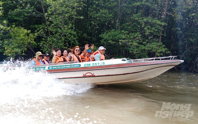 Developing ecotourism in U Minh Ha National Park will create economic potential for forest protection and development while connecting with other tourism routes within the province, thereby promoting socio-economic development. Photo: Trung Chanh. 