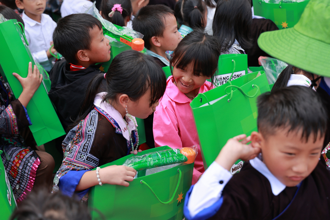 Học sinh Trường Phổ thông Dân tộc bán trú Tiểu học Púng Luông vui mừng nhận các phần quà từ Nestlé MILO.