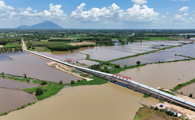 Dự án thủy lợi tưới tiêu phía Tây sông Vàm Cỏ Đông đã hoàn thành giai đoạn 1. Ảnh: Lê Bình.