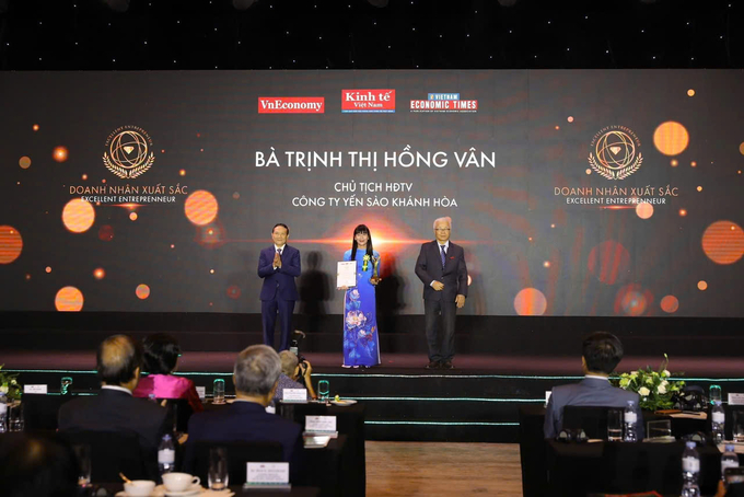 Ms. Trinh Thi Hong Van, Chairwoman of the Member Council of Khanh Hoa Bird's Nest Company, received the 2024 Excellent Entrepreneur title.