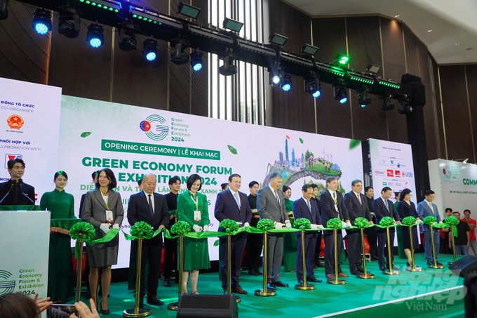 Opening ceremony of the Green Economy Forum & Exhibition 2024 (GEFE 2024) with the theme 'Creating a Green Future.' The event gathers more than 200 booths, including 13 international booths. Photo: Nguyen Thuy.