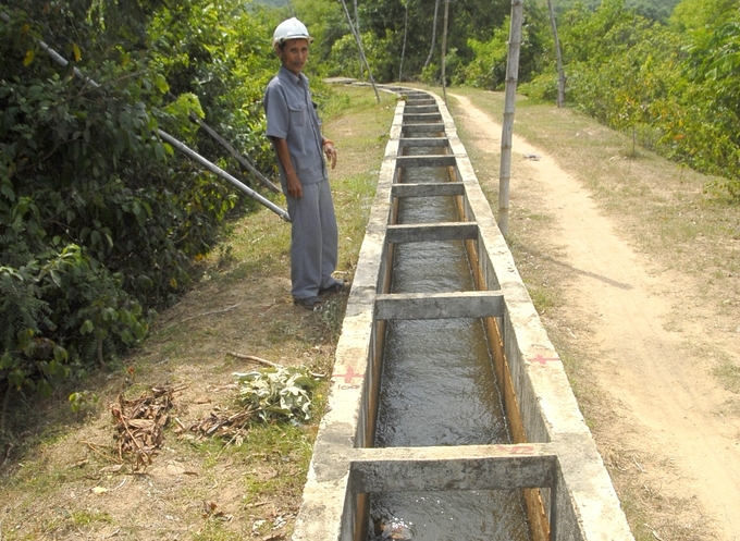 Hệ thống kênh mương của huyện Phù Cát (Bình Định) được kiên cố hóa, việc tưới tiêu được đảm bảo, nông dân rất phấn khởi. Ảnh: V.Đ.T.