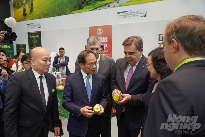 Deputy Prime Minister Bui Thanh Son and delegates visit Vietnam's booth at GEFE 2024. Photo: Nguyen Thuy.