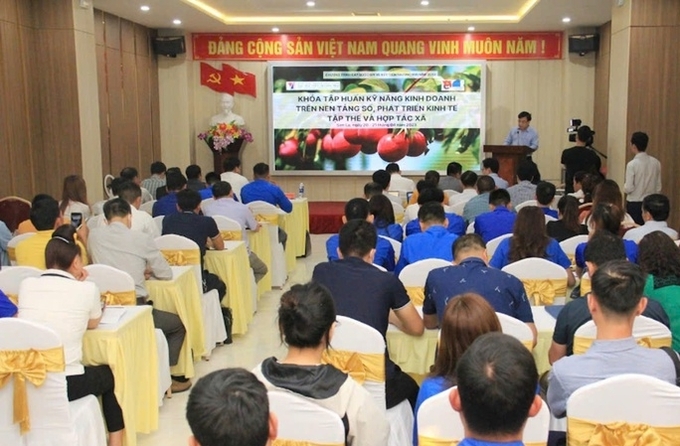 Training on digital business skills for enterprises, cooperatives, and agricultural business households in Son La city. Photo: LS.