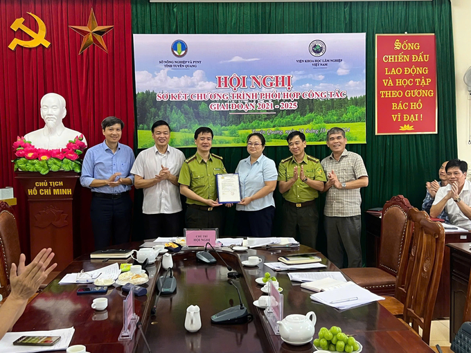 Tuyen Quang Provincial Forest Protection Department awarded certification of forest production unit code. Photo: Bao Thang.