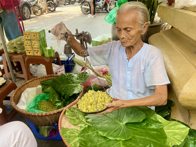 Cụ Đỗ Thị Khà (SN 1939), người lớn tuổi nhất làng Vòng hiện còn bán cốm. Ảnh: T.Thành.