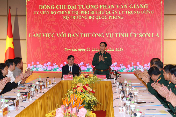 Bộ trưởng Phan Văn Giang đánh giá cao những nỗ lực trong công tác quốc phòng an ninh của tỉnh Sơn La. Ảnh: Đức Bình.