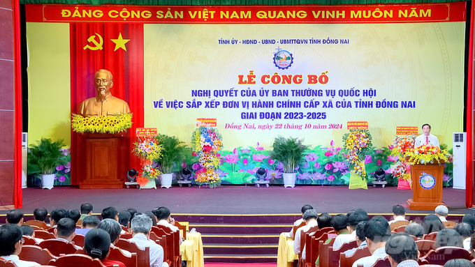 Phó Chủ tịch UBND tỉnh Đồng Nai Võ Văn Phi công bố nghị quyết của Ủy ban Thường vụ Quốc hội về việc sắp xếp đơn vị hành chính cấp xã của tỉnh giai đoạn 2023-2025. Ảnh: HP.